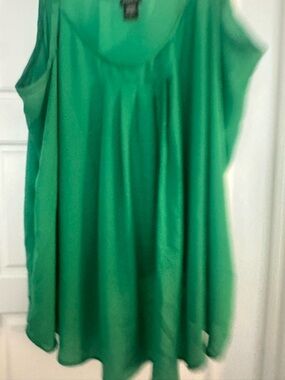 Sleeveless V-Neck Swing Tunic Top in Green
